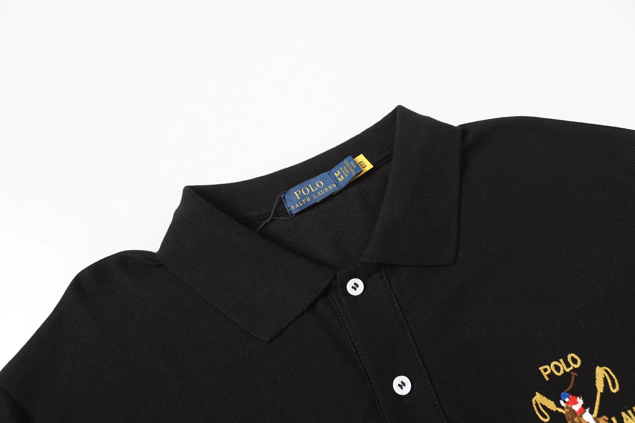 P156 Style number: A015 [Ralph Lauren classic letter logo embroidered Polo shirt] ✅250 grams of fine cotton pique fabric, custom-woven and dyed threads ✅Original stickers Scan the QR code to enter the official website ✅Large version, loose and stylish, can wear up to 210 pounds Color: black, white, navy, blue, sky blue, dark gray, floral gray Size: S-XL